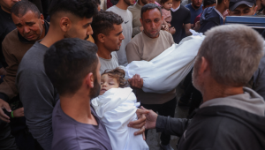 Palestinos carregam os corpos de membros da família Azzam, que foram mortos em ataques israelenses contra sua casa em Jabalia Central, no norte da Faixa de Gaza, em 29 de maio de 2025. O grupo militante palestino Hamas afirmou estar analisando uma nova proposta apresentada por um enviado dos Estados Unidos, enquanto equipes de resgate relataram que ao menos 44 pessoas foram mortas em ataques israelenses em toda a Faixa de Gaza. (Foto de Bashar TALEB / AFP)