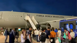 Avião com 96 brasileiros deportados dos EUA chega ao Brasil