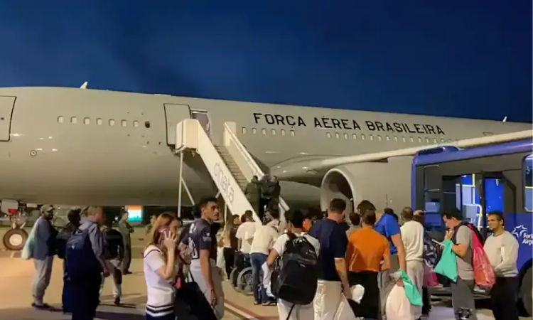 Voo com mais 103 deportados dos Estados Unidos chega ao Brasil