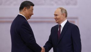 O presidente russo, Vladimir Putin, e seu homólogo chinês, Xi Jinping, apertam as mãos durante uma cerimônia de boas-vindas antes de suas conversas no Kremlin, em Moscou, em 8 de maio de 2025