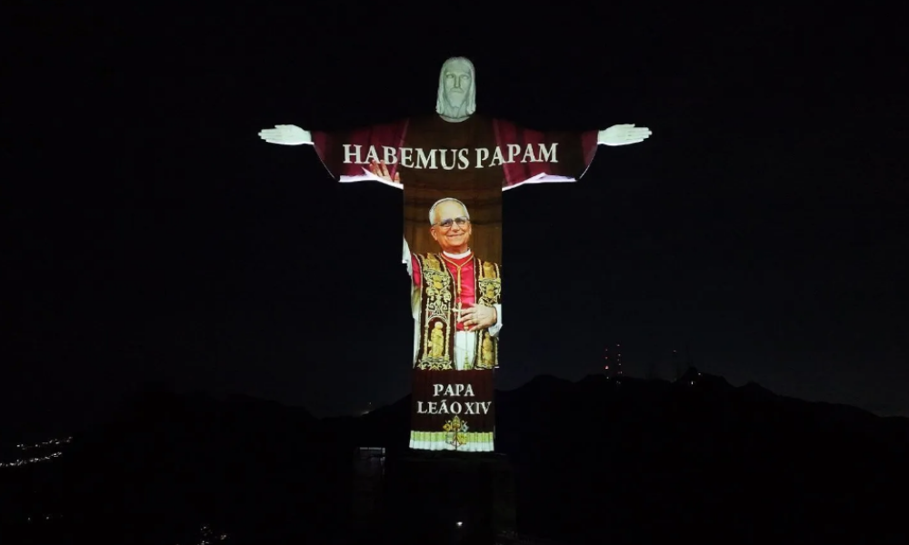 Cristo Redentor celebra escolha do novo papa com projeção em homenagem a Leão XIV