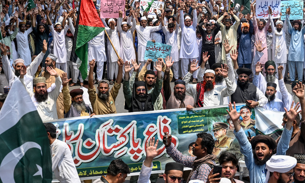 Ativistas do partido Pakistan Markazi Muslim League (PMML) gritam slogans durante um protesto anti-Índia em Lahore, em 10 de maio de 2025. O Paquistão lançou contra-ataques contra a Índia no mesmo dia, após três de suas bases aéreas serem atingidas durante a noite, enquanto o conflito entre os vizinhos com armas nucleares escalava para uma guerra em larga escala, gerando alertas contra "erros de cálculo".