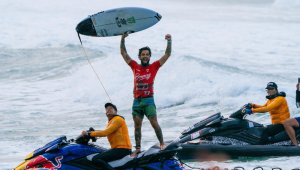 Filipe Toledo celebra vitória no Bonsoy Gold Coast Pro
