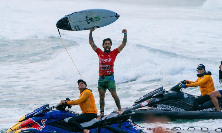 Filipe Toledo celebra vitória no Bonsoy Gold Coast Pro