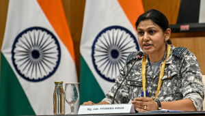 A comandante da Força Aérea Indiana, Vyomika Singh, fala durante uma coletiva de imprensa no Ministério das Relações Exteriores (MEA), em Nova Délhi, em 10 de maio de 2025. Índia e Paquistão concordaram, nesta mesma data, com um cessar-fogo total e imediato após dias de mortais ataques com caças, mísseis, drones e artilharia — anúncio feito de forma surpreendente pelo presidente dos Estados Unidos, Donald Trump, que os parabenizou por usarem o “bom senso”.