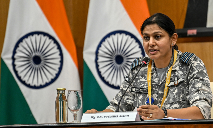 A comandante da Força Aérea Indiana, Vyomika Singh, fala durante uma coletiva de imprensa no Ministério das Relações Exteriores (MEA), em Nova Délhi, em 10 de maio de 2025. Índia e Paquistão concordaram, nesta mesma data, com um cessar-fogo total e imediato após dias de mortais ataques com caças, mísseis, drones e artilharia — anúncio feito de forma surpreendente pelo presidente dos Estados Unidos, Donald Trump, que os parabenizou por usarem o “bom senso”.