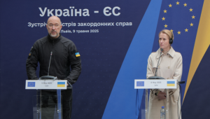 O primeiro-ministro ucraniano, Denis Chmihal, discursa ao lado de Kaja Kallas, chefe da diplomacia da UE, durante encontro em Lviv, na Ucrânia
