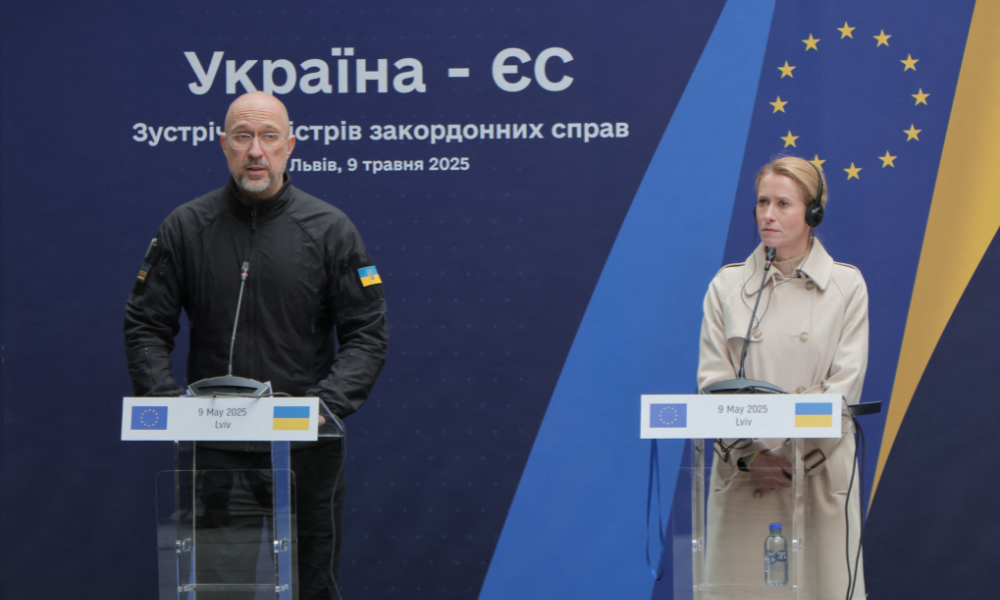 O primeiro-ministro ucraniano, Denis Chmihal, discursa ao lado de Kaja Kallas, chefe da diplomacia da UE, durante encontro em Lviv, na Ucrânia