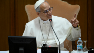 Papa Leão XIV durante uma reunião com cardeais no Vaticano
