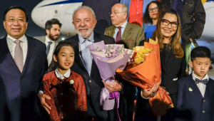 Presidente da República, Luiz Inácio Lula da Silva, durante chegada a Pequim. Aeroporto Internacional de Pequim, Terminal de Autoridades - China.