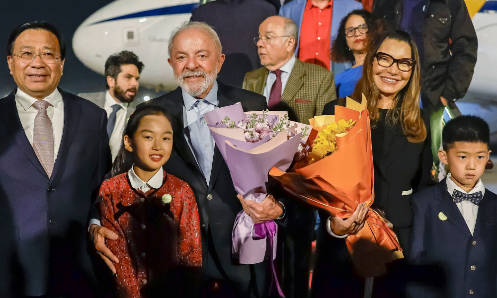 Presidente da República, Luiz Inácio Lula da Silva, durante chegada a Pequim. Aeroporto Internacional de Pequim, Terminal de Autoridades - China.