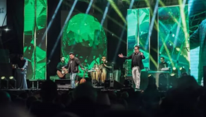 Cantor sertanejo Marrone cai do palco e show é encerrado em Goiânia