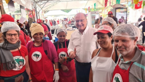O presidente em exercício visitou na manhã deste domingo, 11, a feira do Movimento dos Trabalhadores Sem Terra (MST) no Parque da Água Branca, em São Paulo