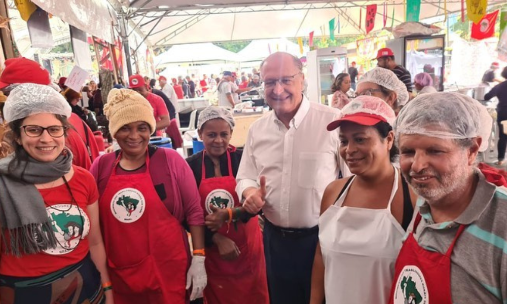 O presidente em exercício visitou na manhã deste domingo, 11, a feira do Movimento dos Trabalhadores Sem Terra (MST) no Parque da Água Branca, em São Paulo