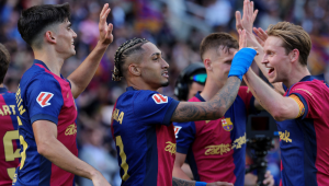 O atacante brasileiro do Barcelona, Raphinha (#11), comemora com os companheiros o quarto gol da equipe durante a partida do Campeonato Espanhol entre FC Barcelona e Real Madrid, no Estadi Olímpic Lluís Companys, em Barcelona, em 11 de maio de 2025.