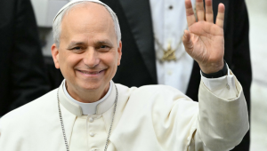 O Papa Leão XIV faz gestos durante coletiva com representantes da mídia, realizada na Sala Paulo VI, no Vaticano, em 12 de maio de 2025.