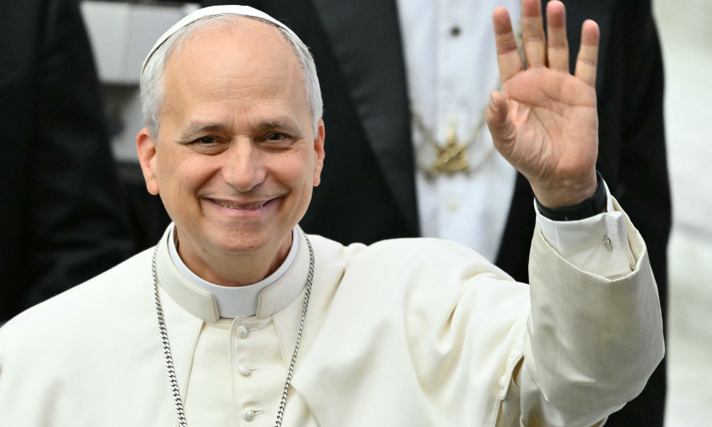 O Papa Leão XIV faz gestos durante coletiva com representantes da mídia, realizada na Sala Paulo VI, no Vaticano, em 12 de maio de 2025.