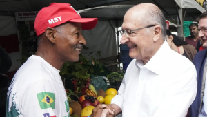 O MST desempenha um papel crucial para a agroecologia, a produção orgânica no Brasil e a geração de renda para a agricultura familiar. Hoje estive mais uma vez na Feira Nacional do MST, no Parque Água Branca. Conversei com agricultores, visitei os estandes e pude constatar o compromisso do movimento com o cooperativismo e a agricultura sustentável.
