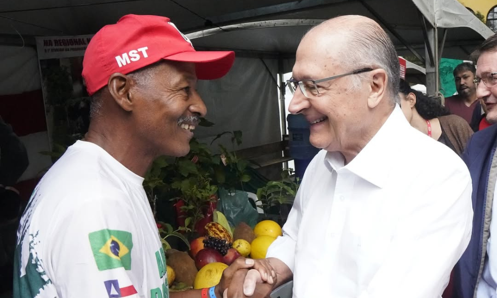 O MST desempenha um papel crucial para a agroecologia, a produção orgânica no Brasil e a geração de renda para a agricultura familiar. Hoje estive mais uma vez na Feira Nacional do MST, no Parque Água Branca. Conversei com agricultores, visitei os estandes e pude constatar o compromisso do movimento com o cooperativismo e a agricultura sustentável.