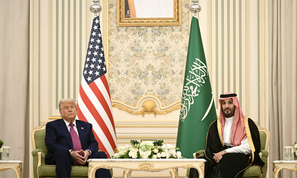 O príncipe herdeiro da Arábia Saudita, Mohammed bin Salman (à dir.), se reúne com o presidente dos EUA, Donald Trump, em Riad, em 13 de maio de 2025. Trump recebeu uma recepção luxuosa e real na Arábia Saudita durante a primeira visita de Estado de seu segundo mandato, com foco principal em acordos comerciais no início de sua turnê pelo Golfo.