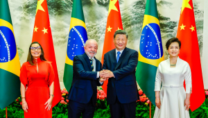 Da esquerda para a direita, a primeira-dama Janja, o presidente Lula, o líder chinês Xi Jinping e sua esposa, Peng Liyuan, em evento em Pequim