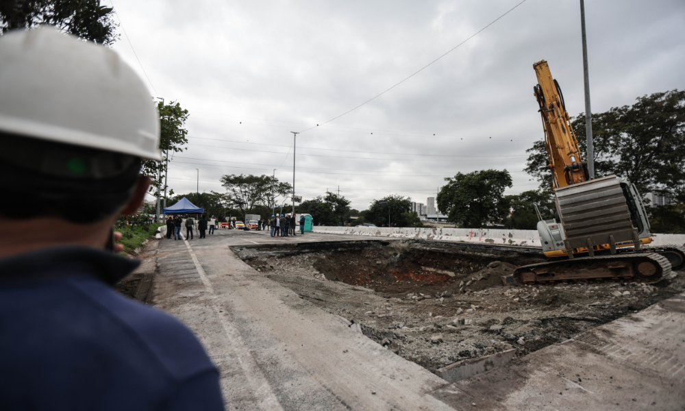 SP - MARGINAL TIETÊ/CRATERA/REABERTURA/REPARO - GERAL - Equipes trabalham no local onde uma cratera se formou na madrugada deste domingo, 11 de maio, na Marginal Tietê, na altura da saída da Rodovia dos Bandeirantes, em São Paulo, na manhã desta segunda-feira, 12 de maio de 2025. O ponto é o mesmo que cedeu há um mês, no dia 10 de abril, confirmou a Companhia de Engenharia de Tráfego (CET) de São Paulo. Agentes da Companhia de Engenharia de Tráfego (CET) interditaram totalmente o trecho do acidente, na pista central, no sentido Castelo Branco, há cerca de 300 metros da Ponte Atílio Fontana, no acesso da pista local para a central.
