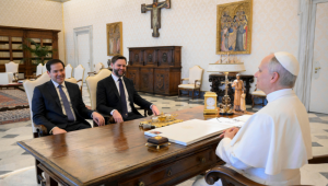 Esta foto tirada e distribuída em 19 de maio de 2025 pela Mídia do Vaticano mostra o secretário de Estado dos EUA, Marco Rubio (à esquerda), e o vice-presidente dos EUA, JD Vance, durante uma audiência privada com o Papa Leão XIV no Vaticano. Crédito: Divulgação / VATICAN MEDIA / AFP