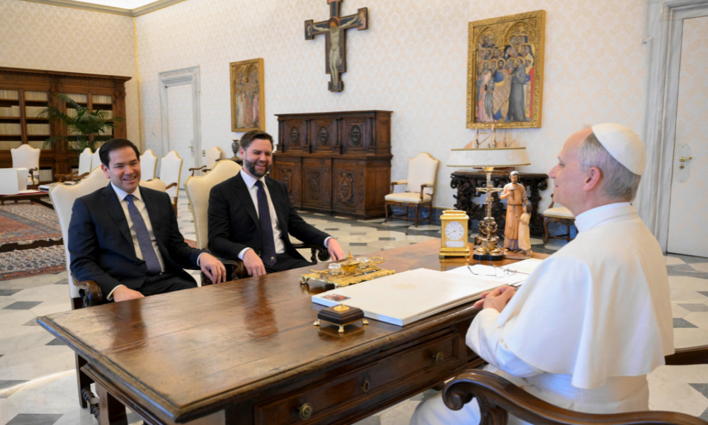 Esta foto tirada e distribuída em 19 de maio de 2025 pela Mídia do Vaticano mostra o secretário de Estado dos EUA, Marco Rubio (à esquerda), e o vice-presidente dos EUA, JD Vance, durante uma audiência privada com o Papa Leão XIV no Vaticano. Crédito: Divulgação / VATICAN MEDIA / AFP