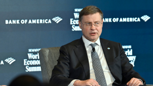 WASHINGTON, DC – 23 DE ABRIL: Valdis Dombrovskis, comissário europeu para Economia e Produtividade; Implementação e Simplificação, discursa no palco durante o primeiro dia da Cúpula da Economia Mundial Semafor 2025, realizada no Conrad Washington, em 23 de abril de 2025, em Washington, DC.