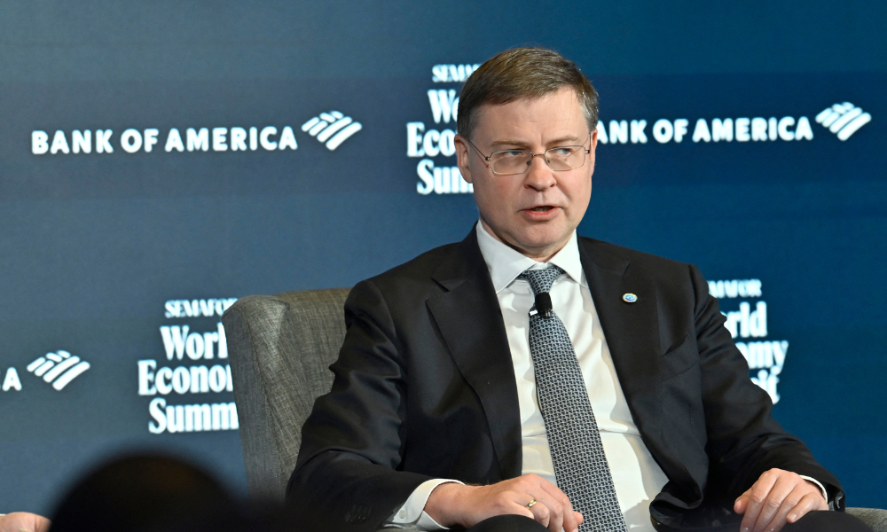 WASHINGTON, DC – 23 DE ABRIL: Valdis Dombrovskis, comissário europeu para Economia e Produtividade; Implementação e Simplificação, discursa no palco durante o primeiro dia da Cúpula da Economia Mundial Semafor 2025, realizada no Conrad Washington, em 23 de abril de 2025, em Washington, DC.
