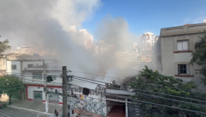Incêndio atinge galpão no bairro da Liberdade, centro de São Paulo