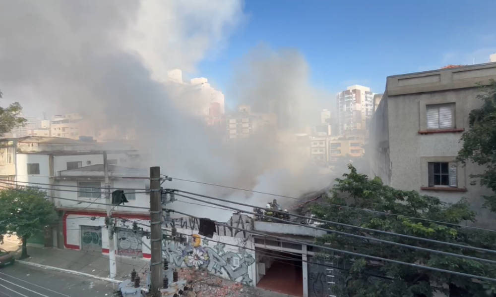 Incêndio atinge galpão no bairro da Liberdade, centro de São Paulo