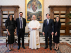 Esta foto, tirada e divulgada em 19 de maio de 2025 pela Mídia do Vaticano, mostra o secretário de Estado dos EUA, Marco Rubio (segundo à direita), com sua esposa Jeanette Dousdebes (à direita), e o vice-presidente dos EUA, JD Vance, acompanhado de sua esposa Usha Vance, durante uma audiência privada com o Papa Leão XIV no Vaticano.