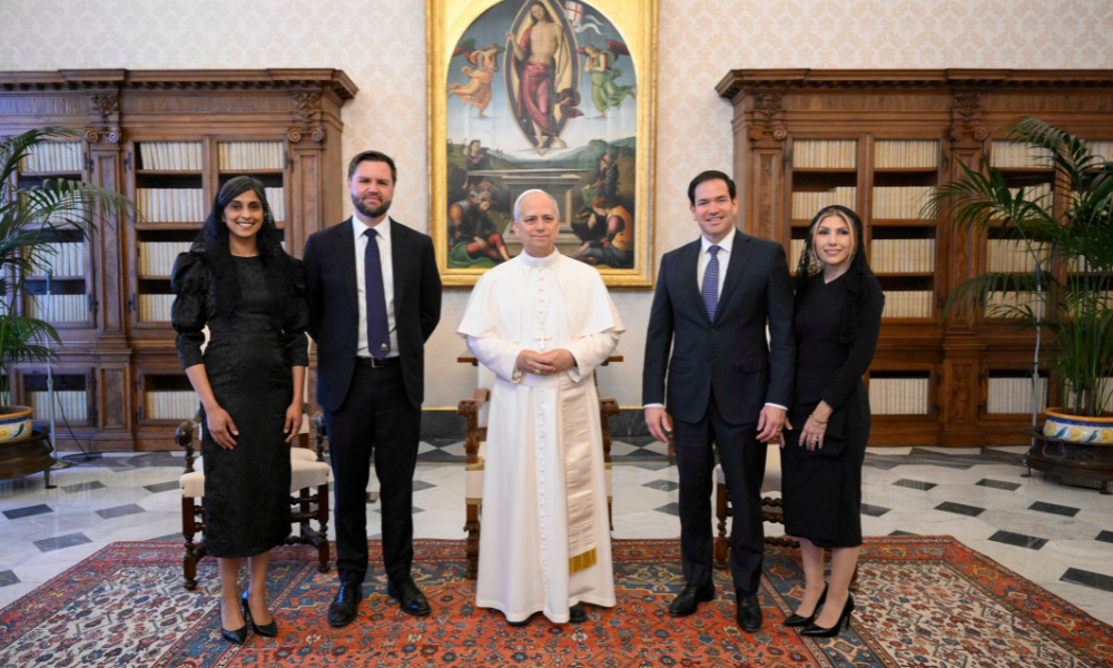 Esta foto, tirada e divulgada em 19 de maio de 2025 pela Mídia do Vaticano, mostra o secretário de Estado dos EUA, Marco Rubio (segundo à direita), com sua esposa Jeanette Dousdebes (à direita), e o vice-presidente dos EUA, JD Vance, acompanhado de sua esposa Usha Vance, durante uma audiência privada com o Papa Leão XIV no Vaticano.