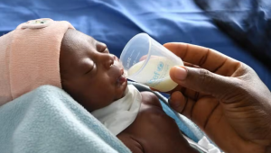 Bebê prematuro é alimentado na Costa do Marfim