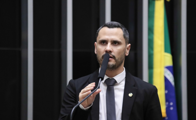 Senador Cleitinho se desculpa por interromper CPI para tirar foto com Virgínia