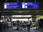 Famílias vindas do Afeganistão acampam no Aeroporto de Guarulhos enquanto aguardam por vagas em abrigos