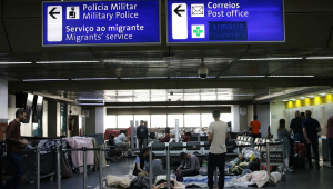 Famílias vindas do Afeganistão acampam no Aeroporto de Guarulhos enquanto aguardam por vagas em abrigos