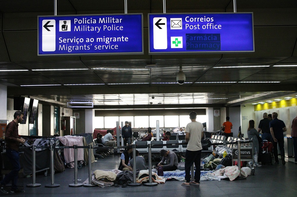 Famílias vindas do Afeganistão acampam no Aeroporto de Guarulhos enquanto aguardam por vagas em abrigos