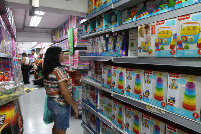 Movimento de consumidores na loja Armarinhos Fernando da rua 25 de Março