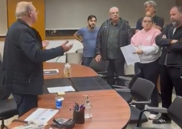 Augusto Melo e aliados confrontam Omar Stabile na sala da presidência do Corinthians