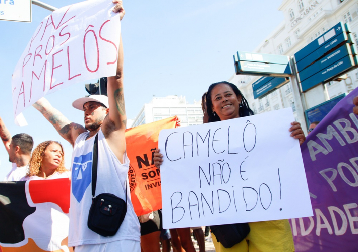 Vendedores protestam em Copacabana contra novas regras de comércio na orla