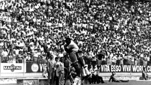 Pelé (mais alto) comemora gol marcado pela Seleção Brasileira em partida válida pela primeira rodada da Copa do Mundo de 70 contra a Tchecoslováquia