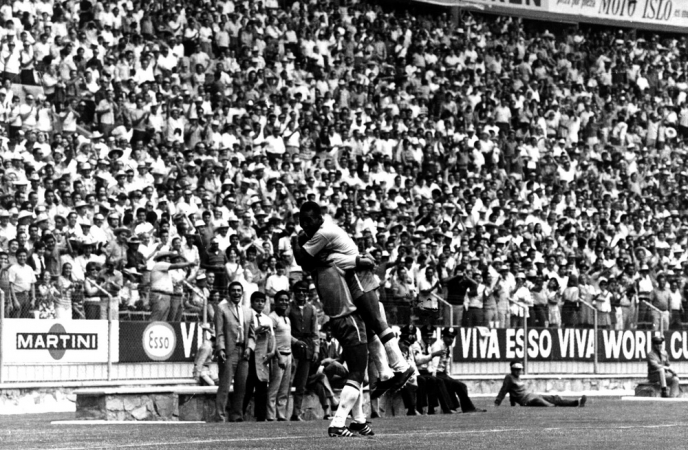 Pelé (mais alto) comemora gol marcado pela Seleção Brasileira em partida válida pela primeira rodada da Copa do Mundo de 70 contra a Tchecoslováquia