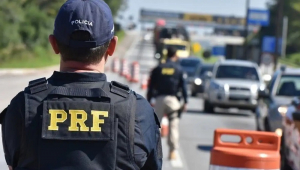 Agentes da PRF fazem blitz em estrada
