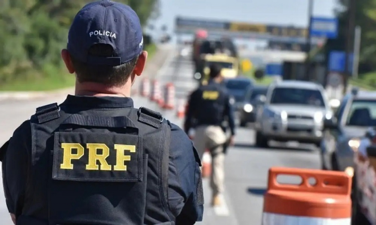 Agentes da PRF fazem blitz em estrada