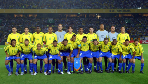 Elenco da seleção brasileira na Copa do Mundo de 2002 perfilado antes da final contra a Alemanha