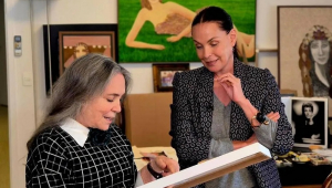Trecho do reencontro entre Regina Duarte e Carolina Ferraz que será exibido no "Domingo Espetacular"