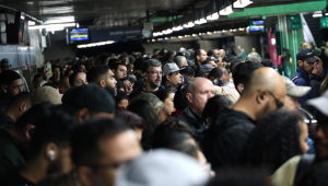 Falha causa lentidão e lotação de passageiros na Estação Sé do Metrô, na região central de São Paulo