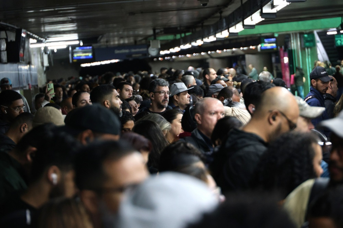 Falha causa lentidão e lotação de passageiros na Estação Sé do Metrô, na região central de São Paulo